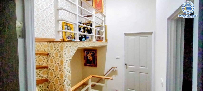 *****ทาวน์เฮ้าส์มือสอง ม.โกลเด้นทาวน์ รามอินทรา-วงแหวน เนื้อที่กว้าง 19 ตร.ว. ฟังก์ชั่นจัดเต็ม 4 ห้องนอน 3 ห้องน้ำ 2 ที่จอดรถ สภาพบ้านใหม่เอี่ยม ต่อเติมพร้อมเข้าอยู่ได้เลย บนทำศักยภาพ เชื่อมต่อถนนคู้บอน, ถนนกาญจนาภิเษก, ถนนสุขาภิบาล5 เดินทางสะดวกใกล้รถไฟฟ้าสายอนาคตสายสีชมพู และจุดขึ้นทางด่วน "รามอินทรา-อาจณรงค์" จองเลย!